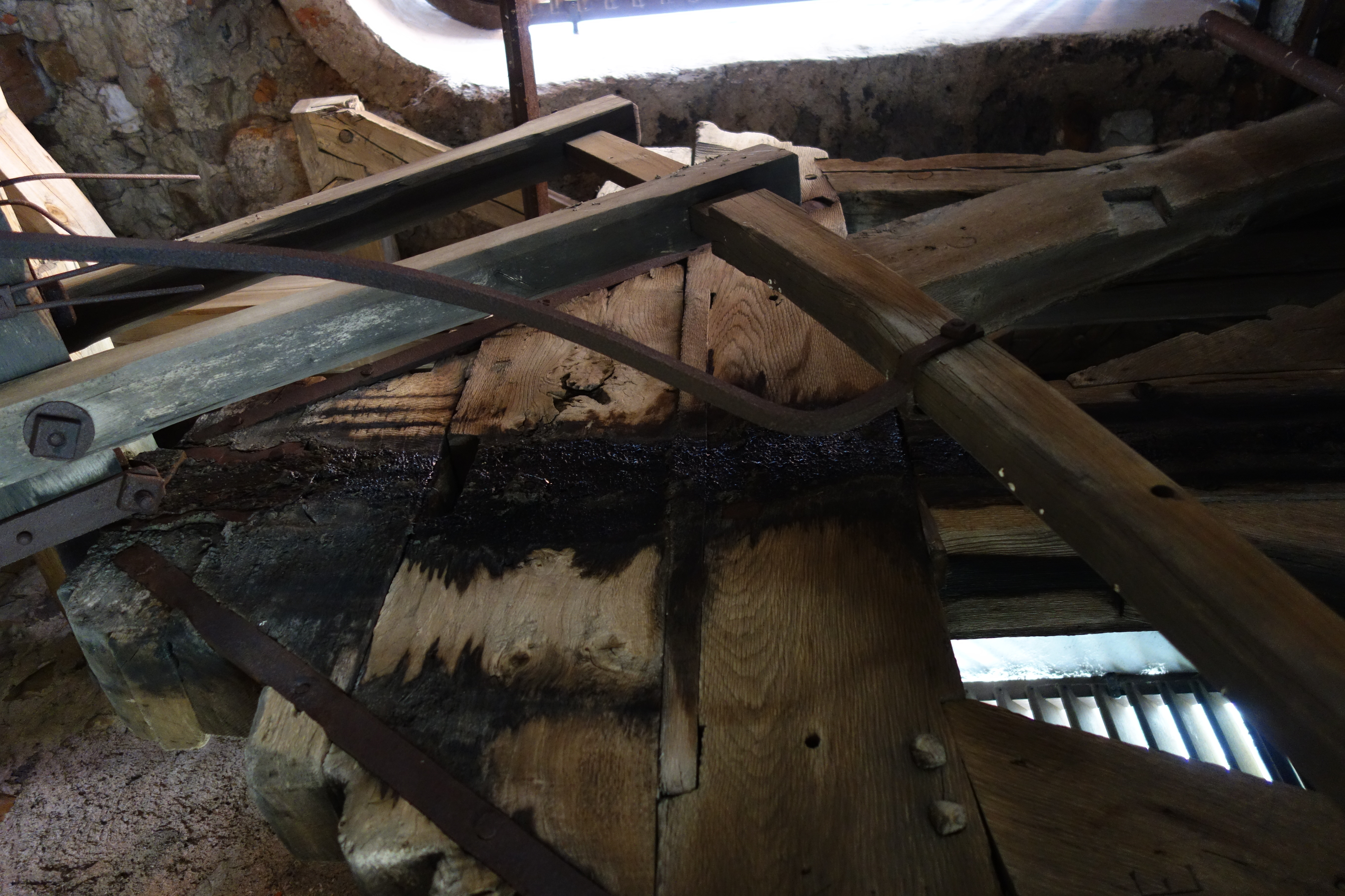 Der historische Eichenglockenstuhl im Südturm der Stiftskirche Baumburg